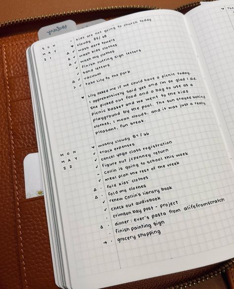 Bullet Journal Minimalist, Bullet Journal Ideas Templates, Bullet Journal Paper, Bullet Journal Diy, Journal Writing Prompts, Bullet Journal Writing, Bullet Journal Lettering Ideas, Bullet Journal Spread, Bullet Journal Layout