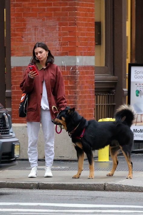 Winter Dog Walking Outfit, Big Dog Aesthetic, Aesthetic Paparazzi, Emrata Street Style, Emrata Outfits, Ratajkowski Style, Dog Walking Outfit, Walking Outfit, Emily Ratajkowski Style