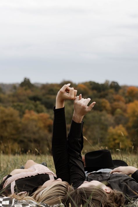 Aesthetic Couple Pictures Photoshoot, Fall Adventure Aesthetic, Couple Poses For Fall Pictures, Cute Fall Poses For Couples, Rainy Fall Photoshoot, Cozy Fall Photoshoot, Outdoor Fall Couple Photos, Couple Photoshoot Color Scheme, Cute Poses For Couples Photoshoot Fall