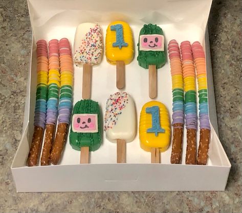 Cocomelon Party Treats Ideas, Cocomelon Pretzels, Cocomelon Treat Table Ideas, Cocomelon Treat Table, Cocomelon Dessert Table Ideas, Cocomelon Birthday Treats, Cocomelon Cakepops Ideas, Cocomelon Desserts, Cocomelon Pretzel Rods