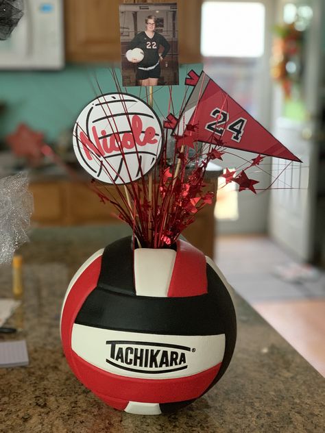 Sport Table Decorations, Graduation Party Ideas Volleyball Theme, Volleyball Decorations Parties, Volleyball Awards Banquet, Senior Table Ideas Sports Volleyball, Volleyball Graduation Party Ideas, Diy Volleyball Decorations, Volleyball Table Decorations, Volleyball Centerpieces Banquet