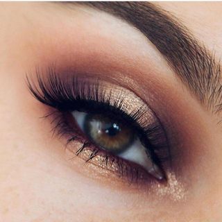 Maquillage : comment adopter la tendance du halo eyes ? : Album photo - aufeminin Make Up Designs, Make Up Tutorials, Glitter Eyeliner, Beautiful Eye Makeup, Eye Makeup Designs, Makijaż Smokey Eye, Makeup Eye Looks, Eye Makeup Art, Makeup Designs