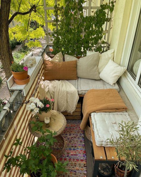 Balcon Mic, Small Apartment Balcony Ideas, Balkon Decor, Lots Of Plants, Small Balcony Ideas Apartment, Small Balcony Design, Balcony Ideas Apartment, Apartment Patio, Apartment Patio Decor