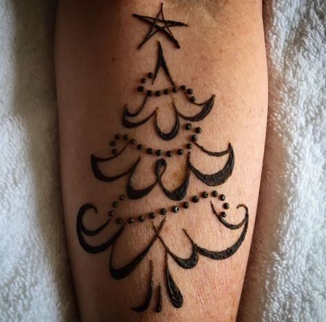 Henna Christmas tree Holiday Henna Designs, Henna Tree Designs, Christmas Mehndi Designs, Christmas Henna Design Ideas, Henna Christmas Designs, Winter Henna Design, Christmas Henna Design, Christmas Henna, Christmas Tree Tattoo