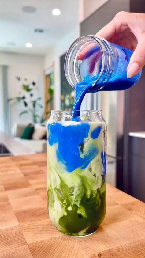 We’re doubling down on antioxidants from both matcha and spirulina with this beautiful and subtly sweet latte! #SpirulinaMatcha #IcedMatcha #HoneyCashewMilk #HealthyDrink #SuperfoodRecipe #MatchaLatte Earth Food, Hot Matcha Latte, Spirulina Recipes, Spirulina Powder, Blue Spirulina, Iced Matcha Latte, Matcha Drink, Cashew Milk, Iced Matcha