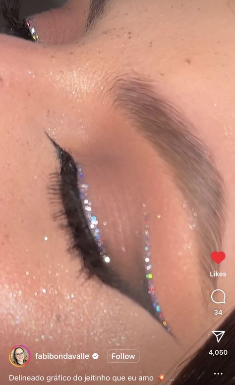 Quince Makeup Glitter, Glitter Liner Makeup, Eye Corner, Black Eye Makeup, Eyeliner Designs, Glitter Shadow, White Eyeshadow, Glitter Liner, Winged Liner