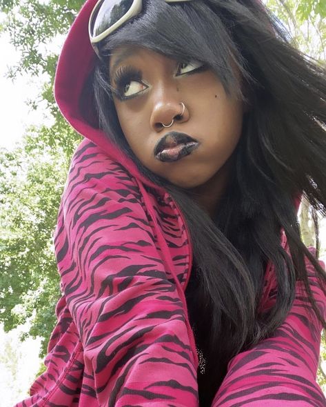 @/soggybubbles on ig Scene Black Woman, 2000s Scene Makeup, Scenecore Makeup, Scene Makeup Looks, Black Scene Girl, Scene Emo Aesthetic, Scene Emo Fashion, Black Scene, Scene Black