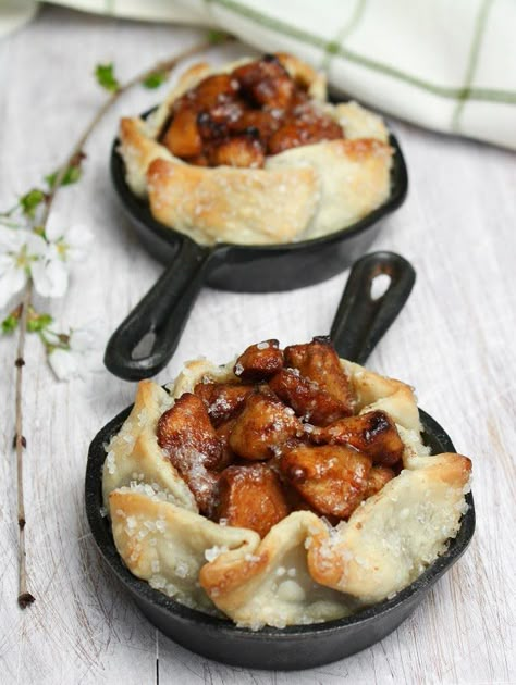 Rustic Apple Tart Rustic Apple Pie, Rustic Apple Tart, Bbq Dessert, Skillet Desserts, Focaccia Dolce, Apple Tart Recipe, Cast Iron Skillets, Iron Skillet Recipes, Cast Iron Skillet Recipes