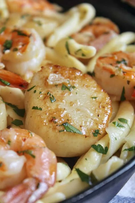 shrimp and scallops in pasta Swedish Semla, Scallop And Shrimp Pasta, Scallop Recipes Pasta, Shrimp And Scallop Recipes, Pasta And Shrimp, Cream Buns, Seafood Pasta Dishes, Scallop Pasta, Seafood Dip