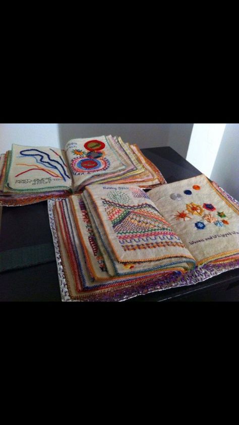 Embroidery sampler book. Livro bordado Textile Art Embroidery, Embroidery Sampler, Embroidery Book, Embroidery Stitches Tutorial, Hand Embroidery Projects, Stitch Book, Creative Embroidery, Hand Embroidery Art, Crewel Embroidery