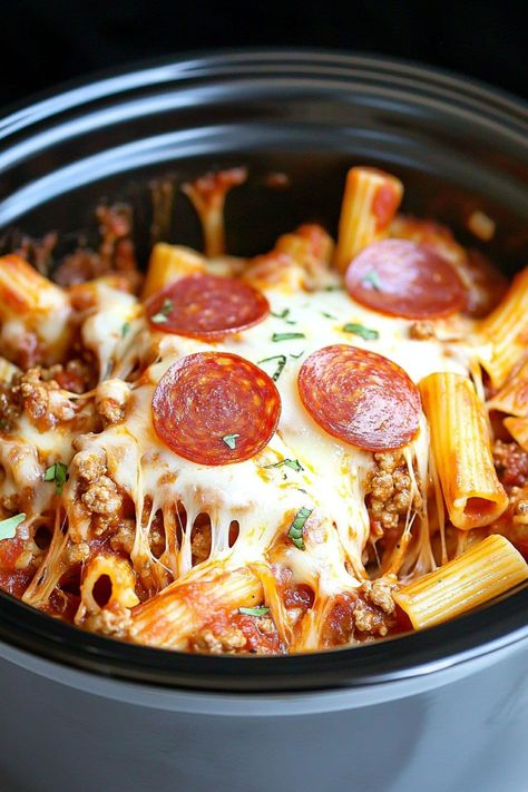 Crockpot Pizza Casserole - Insanely Good Crockpot Baked Spaghetti, Pizza Casserole Crockpot, Crockpot Pizza Casserole, Pasta Pepperoni, Crockpot Pizza, Pasta Ground Beef, Pepperoni Pasta, Beef Pepperoni, Crock Pot Pizza