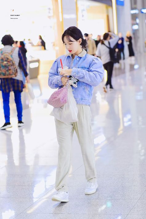 10 Times TWICE's Nayeon Proved That She Is An Entire Fashion Icon - Koreaboo Korean Airport Fashion, Fashion Airport, Fashion Idol, 가을 패션, Airport Style, Blackpink Fashion, Airport Outfit, Kpop Outfits, Kpop Fashion