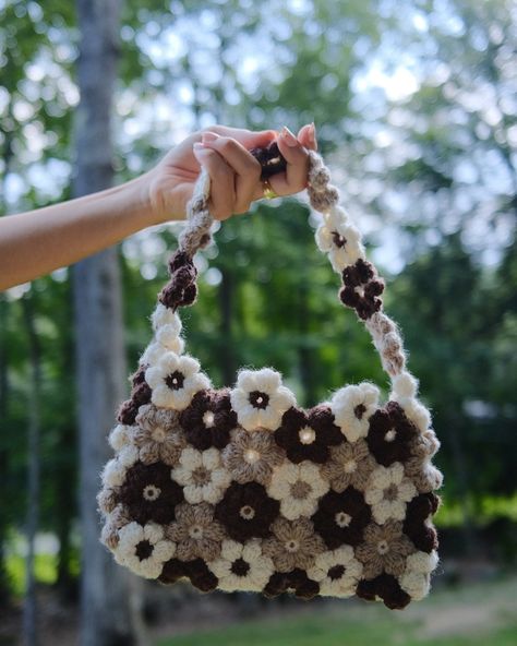 🌸 PATTERN TESTING CALL 🌸 I’m so excited to announce my first pattern test for the Flower Puff Bag! This advanced beginner project will run for 4 weeks, starting 10/13 and ending 11/13. The application closes 11/5. If you’re interested in being a tester, please apply at the link in my bio! Join me in bringing this blooming beauty to life 🩷 Mist Flower, Crochet Puff Flower, Flower Bag, Crochet Flower, Crochet Flowers, Handmade Crochet, Timeless Style, Crochet Bag, Air Dry