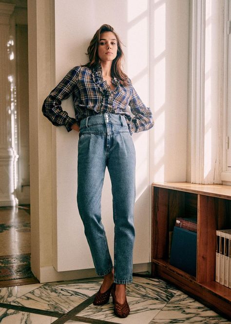 be53ee61104935234b174e62a07e53cfdesc48254725ri Style Parisienne, Paris Mode, Light Blue Denim, Denim Trousers, Colored Denim, High Waisted Trousers, Parisian Style, Chic Style, Mom Jeans