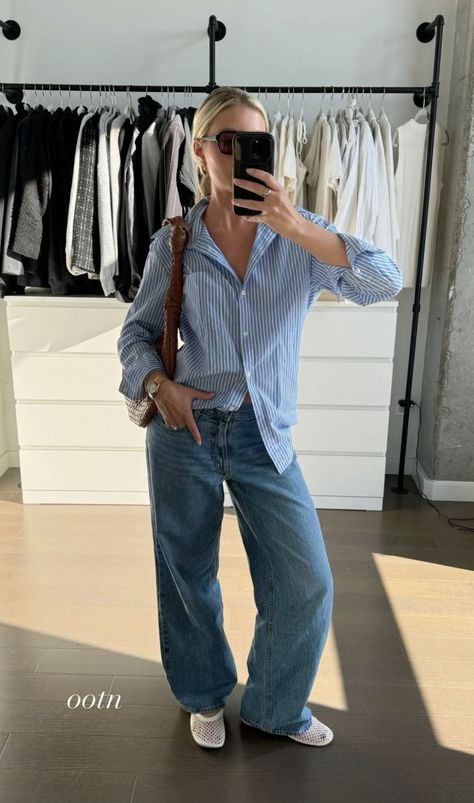 Casual Chic Old Money, Winter Outfits Aesthetic Jeans, Brunch Style Outfits Summer, Blue Striped Cardigan Outfit, Strip Blue Button Down Outfit, Blue And White Striped Button Up Outfit, Blue Striped Button Down Shirt Outfit, White And Blue Striped Shirt Outfit, Basic Chic Outfit