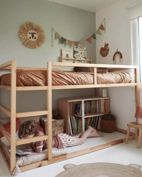 Simple Toddler Bedroom, Small Childrens Bedroom Ideas, Toddler Room Design, Kids Room Shared, Small Bedroom Ideas For Kids, Kura Bunk Bed, Kura Bed Hack, Bed Hacks, Toddler Bunk Beds