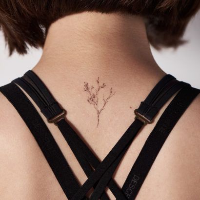 Dainty Back Of Neck Tattoo, Back Of Neck Small Tattoo, Bottom Of Neck Tattoo, Back If Neck Tattoos Women, Nape Of Neck Tattoo, Behind Neck Tattoo Woman, Back Of Neck Tattoos For Women, Back Of Neck Tattoo, Small Flower Tattoos