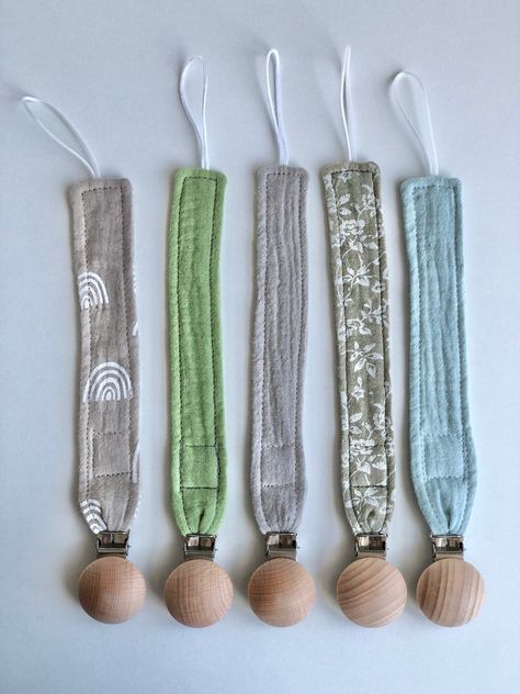 Fabric pacifier clip with wood clip Dummy Chain, Wood Clips, Soother Clips, Toddler Bibs, Diy Crafts Paper, Organic Fabric, Dummy Clips, Diy Crafts Paper Flowers, Muslin Fabric