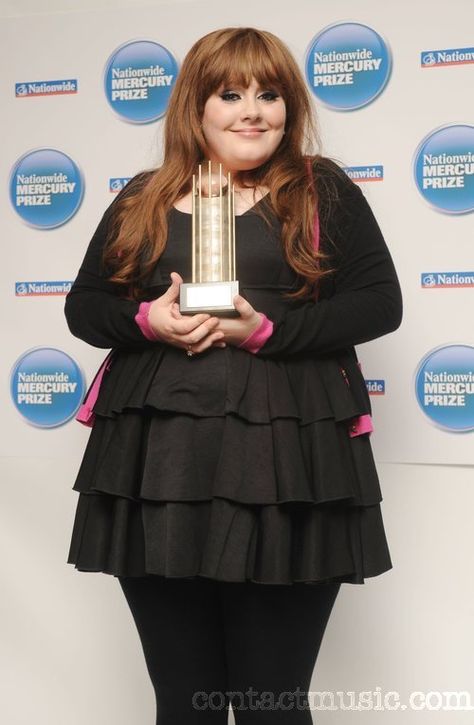 Adele with award Adele Before, Adele Body, Funny Workout Pictures, Adele 19, Adele Music, Body Transformations, Everything Is Blue, Fitness Motivation Pictures, Physical Exercise