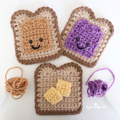 Crochet Food With Faces, Crochet Toast Pattern, Crochet Toast Bag, Crochet Toast, Crochet Cookies, Crocheted Food, Bernat Super Value Yarn, 2024 Crochet, 2023 Crochet