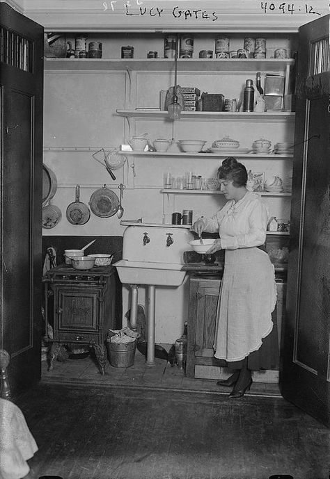 1910 Kitchen, Old Fashioned Kitchen, Victorian Kitchen, Vintage Appliances, Casa Vintage, Kitchen Pictures, Old Kitchen, Vintage Pictures, Vintage Photographs