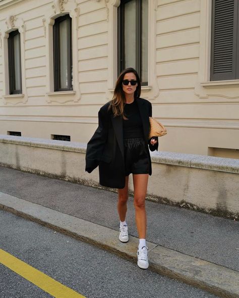 Oversized Blazer Outfit Summer, Oversize Blazer Outfit, Oversized Blazer Outfit, Leather Shorts Outfit, Black Leather Shorts, All Black Fashion, Tank Top Outfits, Smart Casual Outfit, Silk Shorts