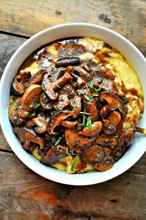 Creamy Polenta with Red Wine Mushrooms Red Wine Mushrooms, Mushroom Dinner, Wine Mushrooms, Creamy Polenta, God Mat, Idee Pasto Sano, Mushroom Recipes, Grits, Vegan Eating