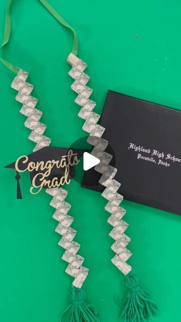 Kimbo- on Instagram: "Grad money 💰 necklace! Details are here: https://www.agirlandagluegun.com/graduation-money-necklace/" Graduation Necklace Ideas Diy, Graduation Garland, Graduation Leis Diy, Grad Diy, Money Necklace, Graduation Money Lei, Graduation Money Gifts, Graduation Bouquet, Food Necklace