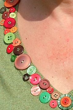 Gamle T Shirts, Button Projects, Shirt Makeover, Detail Couture, Button Creations, Plain Sweaters, Sewing Projects Clothes, Diy Upcycle, Diy Buttons