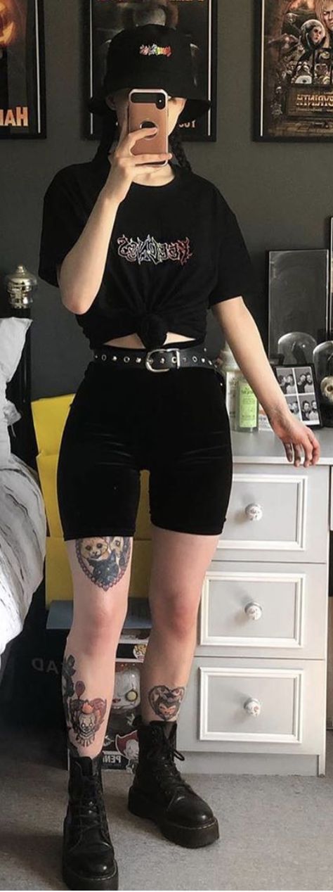 Grunge Biker Shorts Outfit, Edgy Biker Shorts Outfit, Goth Biker Shorts Outfit, Alt Biker Shorts Outfit, Biker Shorts Outfit Aesthetic, Clean Goth, Luna Aesthetic, Look Com Short, Abby Sciuto