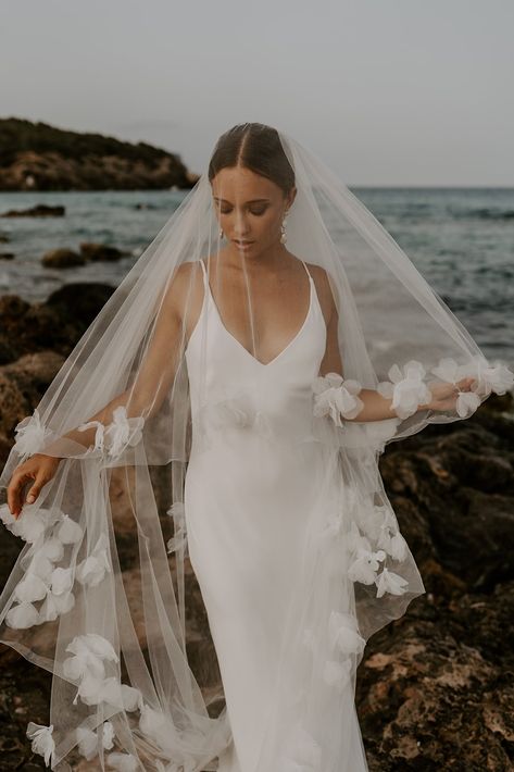 Rebecca Marie Weddings & Events Veil Inspiration, Modern Veil, Wedding Dress Aesthetic, Embellished Veil, Minimal Dresses, Drop Veil, Veil Styles, 2025 Wedding, Ethereal Wedding