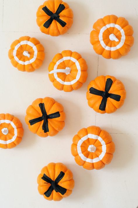 How to play tic-tac-toe with mini pumpkins Pumpkin Ring Toss, Fall Festival Activities, School Fall Festival, Monogram Pumpkin, Fall Festival Games, Halloween Monogram, Pumpkin Games, Pumpkin Patch Party, Festival Games