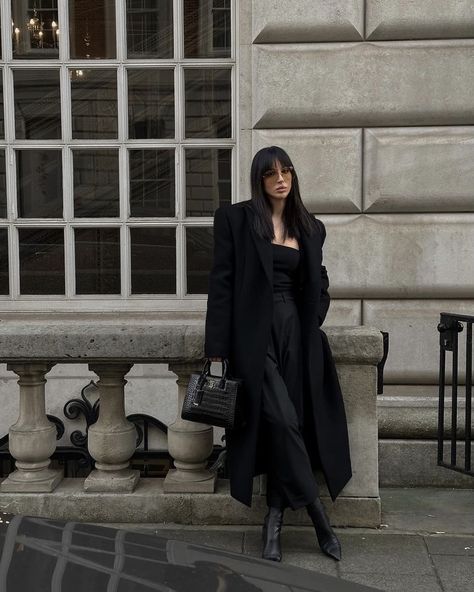 Ivona Zupet, Black Coat Outfit, Grafika Vintage, Dinner Outfits, Brunch Outfit, Coat Outfits, All Black Outfit, Foto Inspiration, Elegant Outfit