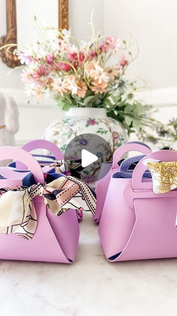 Ashley Temple on Instagram: "Comment SHOP and I’ll send you the link to these mini purses! They are great for treat bags and candy or as a gift card holder to give! 

If you’re new here, I’m Ashley and I share tons of gift ideas, party tips and decor, hostess ideas and all the hidden treasures on Amazon! 

#amazonhome #amazondeals #amazonmusthave #amazondeals #amazonfinds #entertainingathome
#ltkunder25 #ltkunder50 #ltkfamily #amazonhomedecor #budgetfriendly #dealsandsteals" Creative Gift Bags Ideas, Party Box Ideas Packaging, Candy Bags Ideas, Hostess Ideas, Quilted Projects, Party Tips, Wrap Ideas, Paper Boxes, Amazon Home Decor