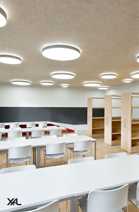 High quality LED lighting can improve the learning environment, the well-being of the young generation as well as security and safety. Architect: Arch. DI S. Bradic - NMPB Architekten ZT GmbH, Photography: Hertha Hurnaus Photography Classroom Lighting Design, Umt Lahore, Classroom Lighting, School Lighting, Student Lounge, Modern Classroom, Traditional Lighting, Types Of Lighting, Design Concept