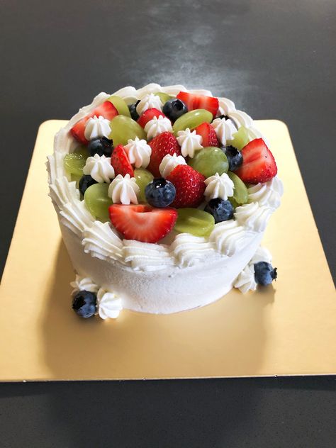 Fruit And Cream Cake, Cake Business Ideas, Cake Decorated With Fruit, Fruit Whip, Cake Deco Ideas, Whipped Cream Cakes, Fruits Decoration, Fresh Whipped Cream, 6 Cake