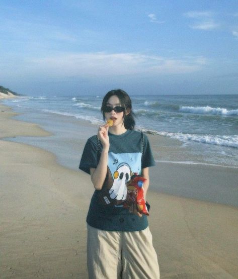 Korean Beach Outfit, Korea Fits, Boyish Outfits, Outfit Korean, 사진 촬영 포즈, Self Portrait Poses, Beach Photography Poses, Casual Day Outfits, Best Photo Poses