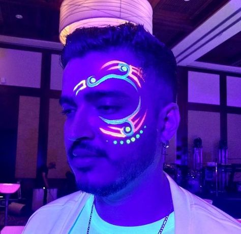 Neon Glow Face Paint Ideas, Glow In Dark Face Paint Ideas, Uv Paint Makeup, Glow In The Dark Photoshoot, Glow In The Dark Body Painting, Glow In The Dark Face Paint, Glow Face Paint Ideas, Glow In The Dark Face Paint Ideas, Neon Facepainting