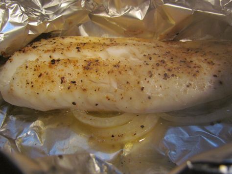 Simple Baked Fish in Foil Ww Rockling Recipe, Baked Fish In Foil, Fish In Foil, Foil Pack Recipes, Foil Pack Dinners, Foil Pack Meals, Foil Dinners, Baked Tilapia, Foil Packet Meals