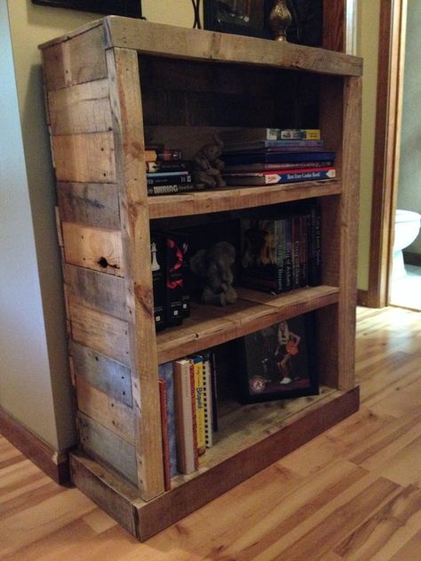 Pallet bookshelf we made! Wooden Bookshelf Design, Bookshelf Pallet, Pallet Bookshelves, Pallet Side Table, Pallet Bookshelf, Rustic Bookshelf, Outdoor Pallet, Diy Bookshelf, Woodwork Ideas