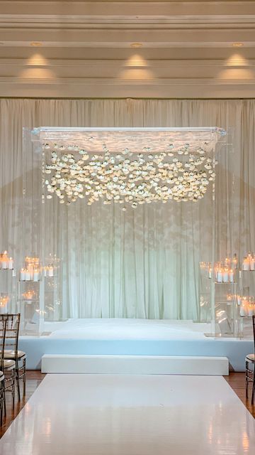 Rachel A. Clingen on Instagram: "All the dreamy chuppah vibes 🤍 . @table.of.contents @rachelaclingen @eventuredesign . #chuppah #chuppahdesign #chuppahflowers #chuppahinspiration #beautifulweddings #jewishwedding #mazeltov #modernchuppah" Modern Wedding Chuppah, Flower Chuppah Wedding, Chuppah White Flowers, Modern Chuppah Ideas, Simple Huppah, Huppah Wedding Indoor, Mirror Chuppah, Clear Chuppah, Lucite Chuppah