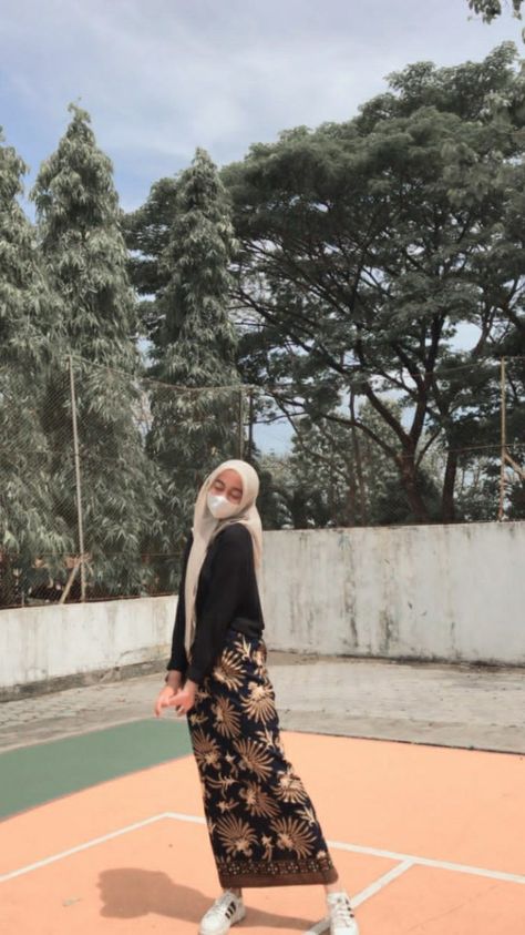 Outfit Rok Batik, Pose Mode, Museum Outfit, Casual Hijab, Casual Hijab Outfit, Ootd Hijab, Hijab Outfit, Aesthetic Photo, Aesthetic Clothes