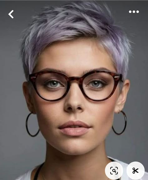 Pixie Glasses, Pretty Short Haircuts, Short Hair Pixie Bob, Unique Hair Cuts, Short Haircuts Ideas, Grey Hair And Glasses, Hair And Glasses, Edgy Short Haircuts, Short Silver Hair