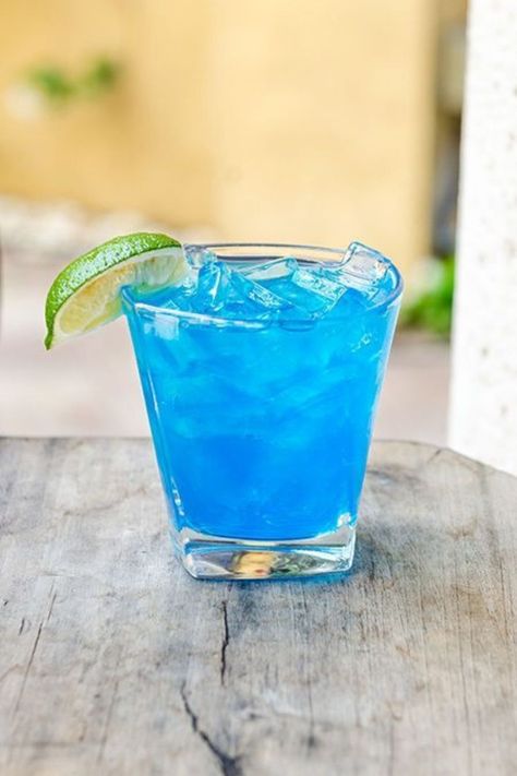 Let's learn how to cook blue kamikaze cocktail at home Kamikaze Recipe, Blue Kamikaze, Kamikaze Cocktail, Vodka Blue, Glass Garnish, Candy Cocktails, Coctails Recipes, Vodka Cocktails Recipes, Blue Drinks