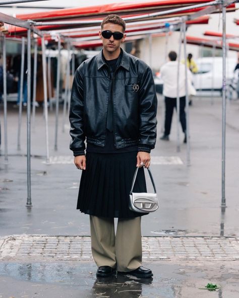 Skirts Men Street Styles, Men Skirt Outfits Aesthetic, Long Skirt Outfits Men, Male Skirt Outfit, 50s Outfits Men, Gucci Outfit Men, Clubwear Men, Men Skirt, Trousers Outfit Men