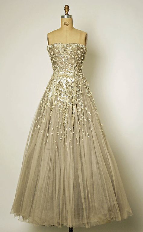 Christian Dior - 1954. Beautiful. I want a dress like this for my 10 yr anniversary. Detail Couture, 파티 드레스, Dior Vintage, فستان سهرة, Vestidos Vintage, Moda Vintage, Gorgeous Gowns, Mode Vintage, Wedding Dresses Vintage