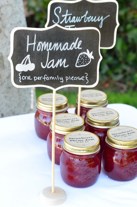 Homemade Jam Wedding Favors Recipe + Supplies | Luci's Morsels Jam Homemade, Jam Wedding Favors, Jam Favors, Christmas Wedding Favors, Favor Table, Homemade Wedding Favors, Tea Wedding Favors, Homemade Strawberry Jam, Wedding Day Tips