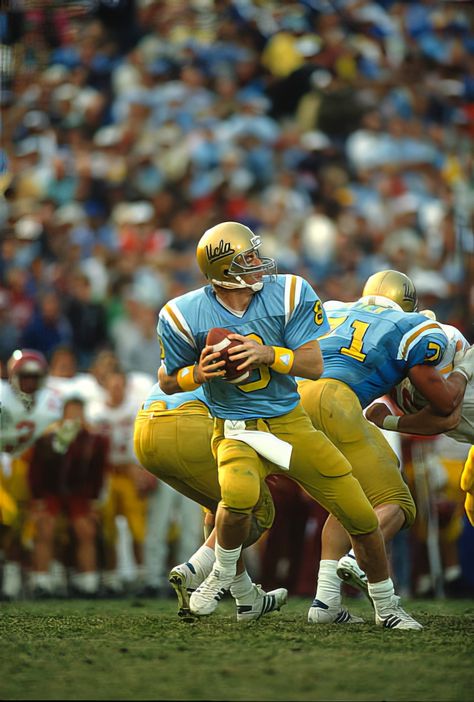 Troy Aikman #8 of the UCLA Bruins drops back to pass against the USC Trojans during an NCAA College Football game November 19, 1988 at The Rose Bowl in Pasadena, California. The Trojans won the game 31-22 Vintage College Football, Ucla Aesthetics, College Football Aesthetic, Nfl Aesthetic, Ucla Bruins Football, Ucla Football, Collage Football, Football Aesthetic, Usc Football