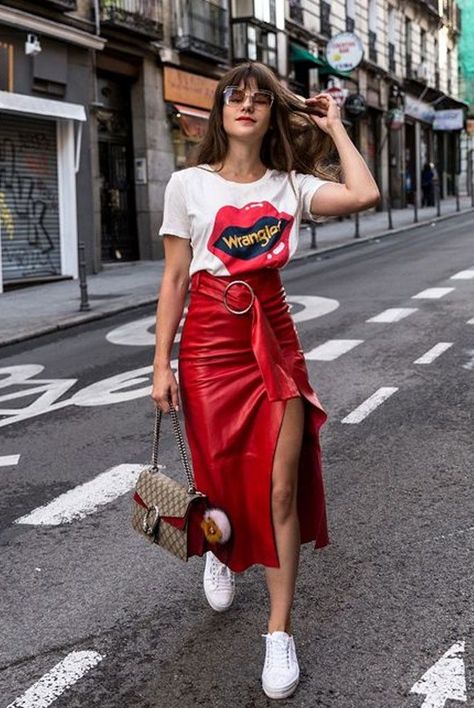 e6d8545daa42d5ced125a4bf747b3688desc52751660ri Rok Outfit, Eccentric Style, Moda Chic, Skirt And Sneakers, Red Skirt, Looks Street Style, Street Look, Olivia Palermo, Street Style Looks