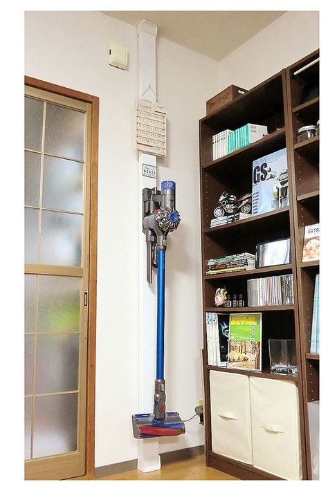 Dyson Vacuum Wall Mount Ideas, Dyson Storage, Cordless Dyson, Vacuum Cleaner Storage, Dyson Cordless Vacuum, Dyson Cordless, Rental Ideas, Dyson Vacuum Cleaner, Creative Room